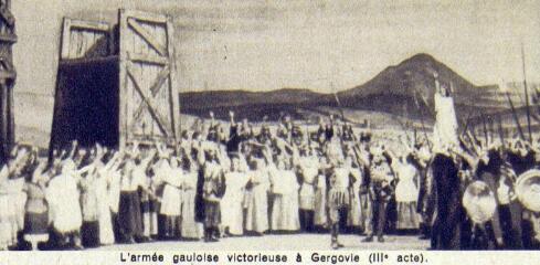 ouvrir dans la visionneuse : Photographie d'une scène de l'opéra Vercingétorix, d'E. Clémentel, dans Monde et Voyages, n°72, 15 décembre 1933.